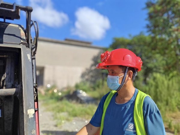 宇奇配资 “风扇安全帽”——让城市美容师清凉度夏_大皖新闻 | 安徽网